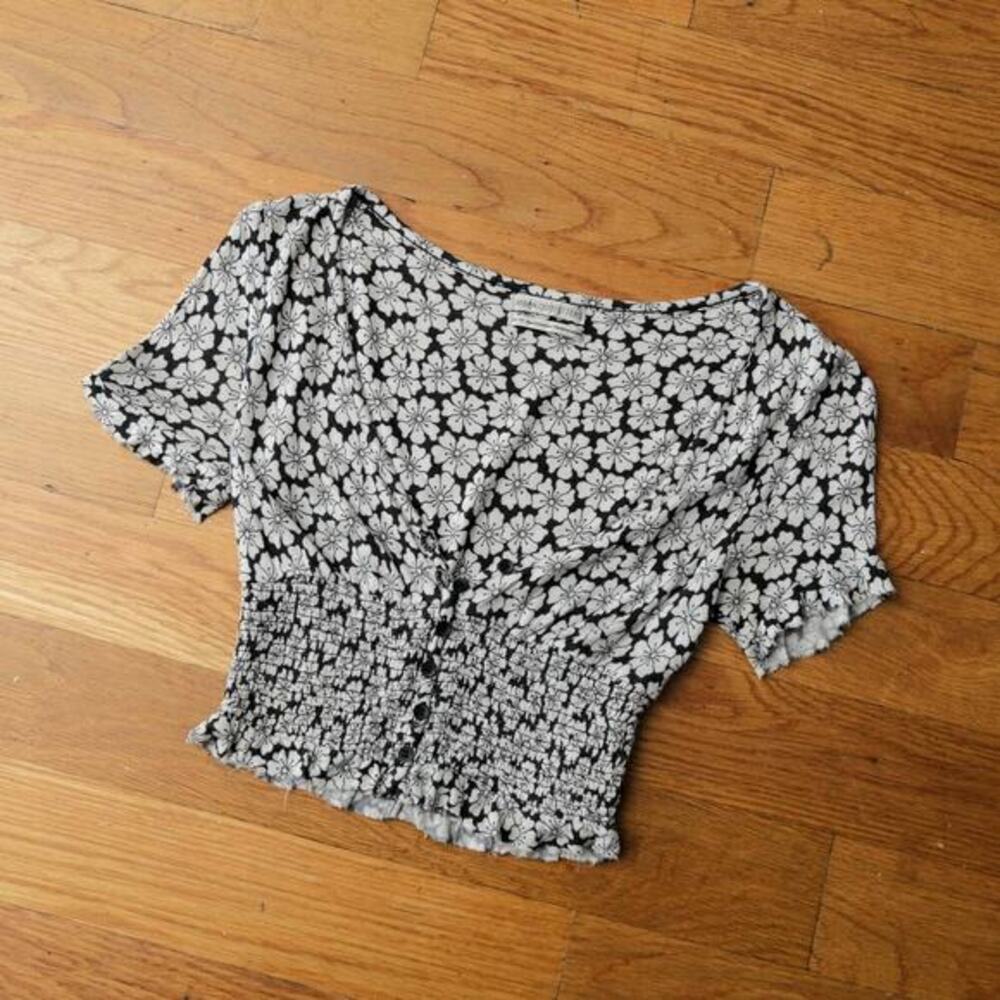 Urban Outfitters Floral Faux Button Black Stone Smocked Top Women's‎ Size XS - Picture 2 of 7